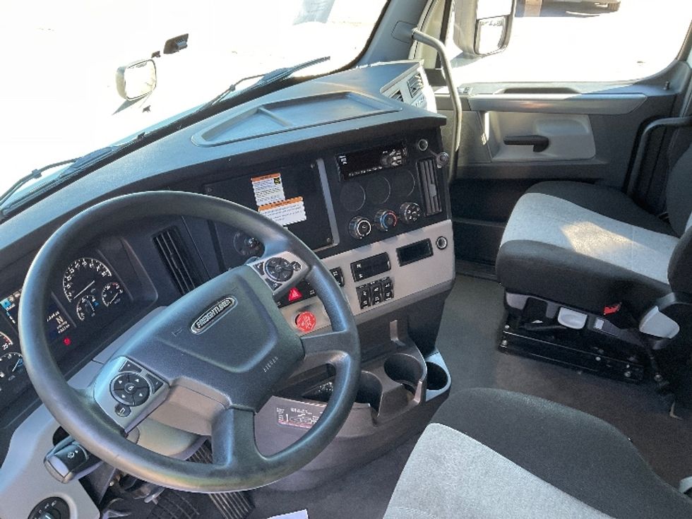 Sleeper Tractor-Heavy Duty Tractors-Freightliner-2022-T12664ST-Jessup-PA-197,852\n\t\tmiles-$ 100,250 - Image 10