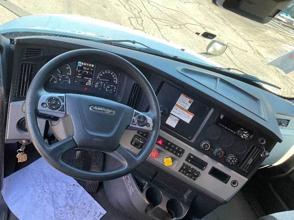 Sleeper Tractor-Heavy Duty Tractors-Freightliner-2022-T12664ST-Jessup-PA-197,852\n\t\tmiles-$ 100,250 - Image 11