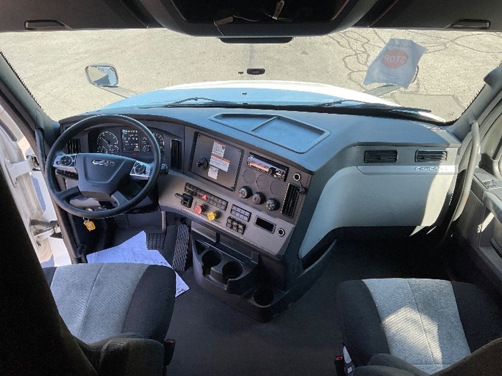 Sleeper Tractor-Heavy Duty Tractors-Freightliner-2022-T12664ST-Jessup-PA-197,852\n\t\tmiles-$ 100,250 - Image 12