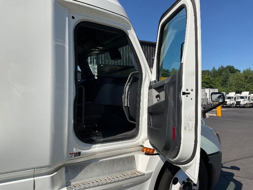 Sleeper Tractor-Heavy Duty Tractors-Freightliner-2022-T12664ST-Jessup-PA-197,852\n\t\tmiles-$ 100,250 - Image 13