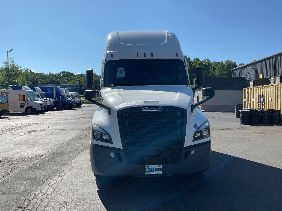 Sleeper Tractor-Heavy Duty Tractors-Freightliner-2022-T12664ST-Jessup-PA-197,852\n\t\tmiles-$ 100,250 - Image 2