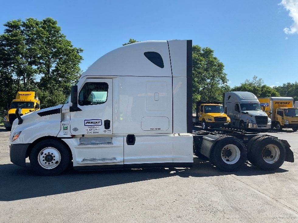 Sleeper Tractor-Heavy Duty Tractors-Freightliner-2022-T12664ST-Jessup-PA-197,852\n\t\tmiles-$ 100,250 - Image 4