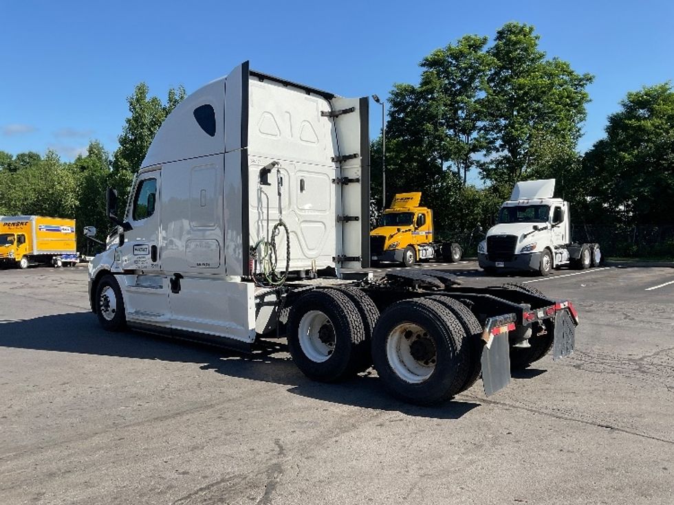 Sleeper Tractor-Heavy Duty Tractors-Freightliner-2022-T12664ST-Jessup-PA-197,852\n\t\tmiles-$ 100,250 - Image 5