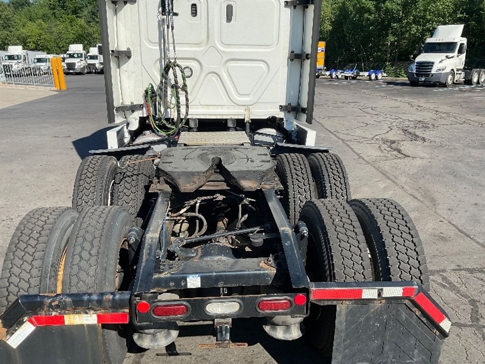 Sleeper Tractor-Heavy Duty Tractors-Freightliner-2022-T12664ST-Jessup-PA-197,852\n\t\tmiles-$ 100,250 - Image 6