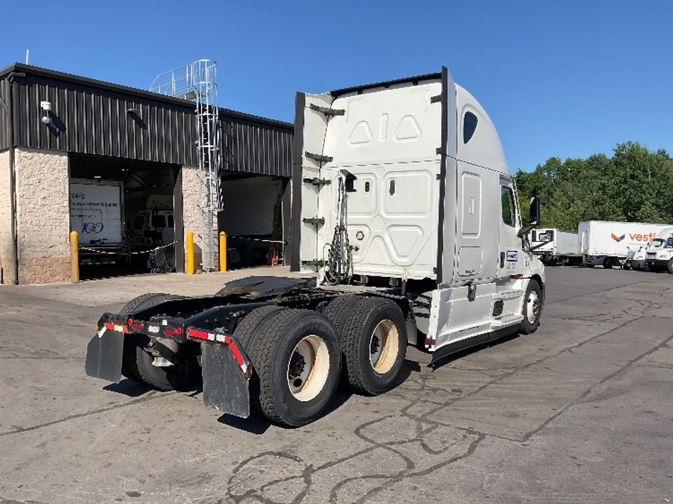 Sleeper Tractor-Heavy Duty Tractors-Freightliner-2022-T12664ST-Jessup-PA-197,852\n\t\tmiles-$ 100,250 - Image 7