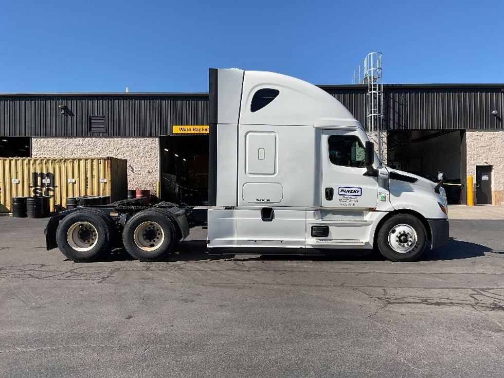 Sleeper Tractor-Heavy Duty Tractors-Freightliner-2022-T12664ST-Jessup-PA-197,852\n\t\tmiles-$ 100,250 - Image 8