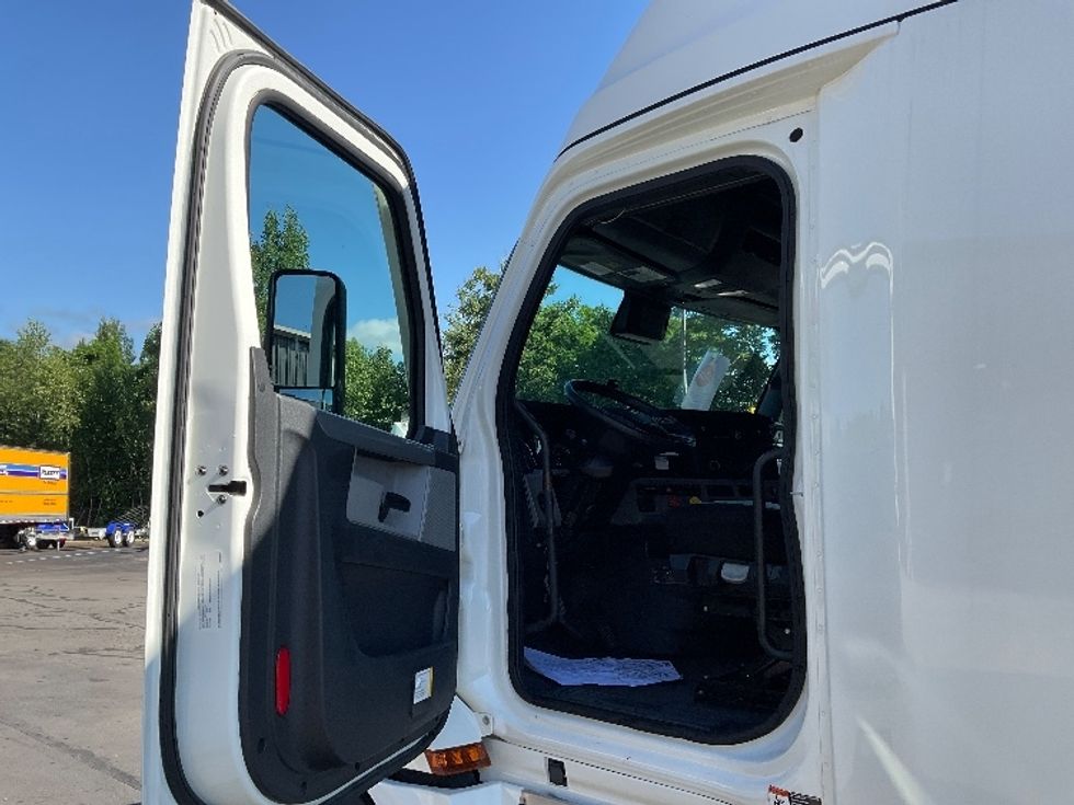 Sleeper Tractor-Heavy Duty Tractors-Freightliner-2022-T12664ST-Jessup-PA-197,852\n\t\tmiles-$ 100,250 - Image 9