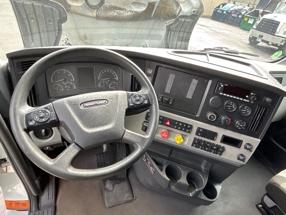 Sleeper Tractor-Heavy Duty Tractors-Freightliner-2022-T12664ST-Jessup-PA-465,001\n\t\tmiles-$ 80,500 - Image 11