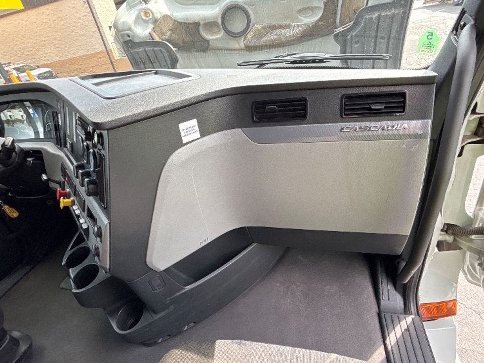 Sleeper Tractor-Heavy Duty Tractors-Freightliner-2022-T12664ST-Jessup-PA-465,001\n\t\tmiles-$ 80,500 - Image 14