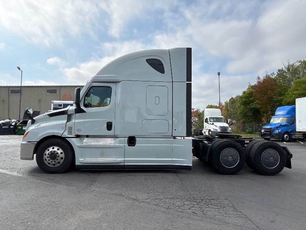 Sleeper Tractor-Heavy Duty Tractors-Freightliner-2022-T12664ST-Jessup-PA-465,001\n\t\tmiles-$ 80,500 - Image 4