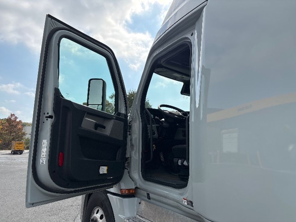 Sleeper Tractor-Heavy Duty Tractors-Freightliner-2022-T12664ST-Jessup-PA-465,001\n\t\tmiles-$ 80,500 - Image 9