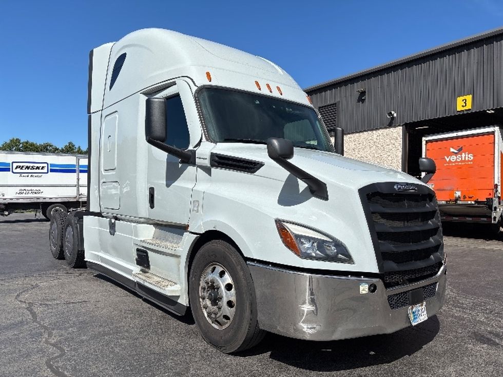 Sleeper Tractor-Heavy Duty Tractors-Freightliner-2022-T12664ST-Jessup-PA-483,351\n\t\tmiles-$ 80,250 - Image 1