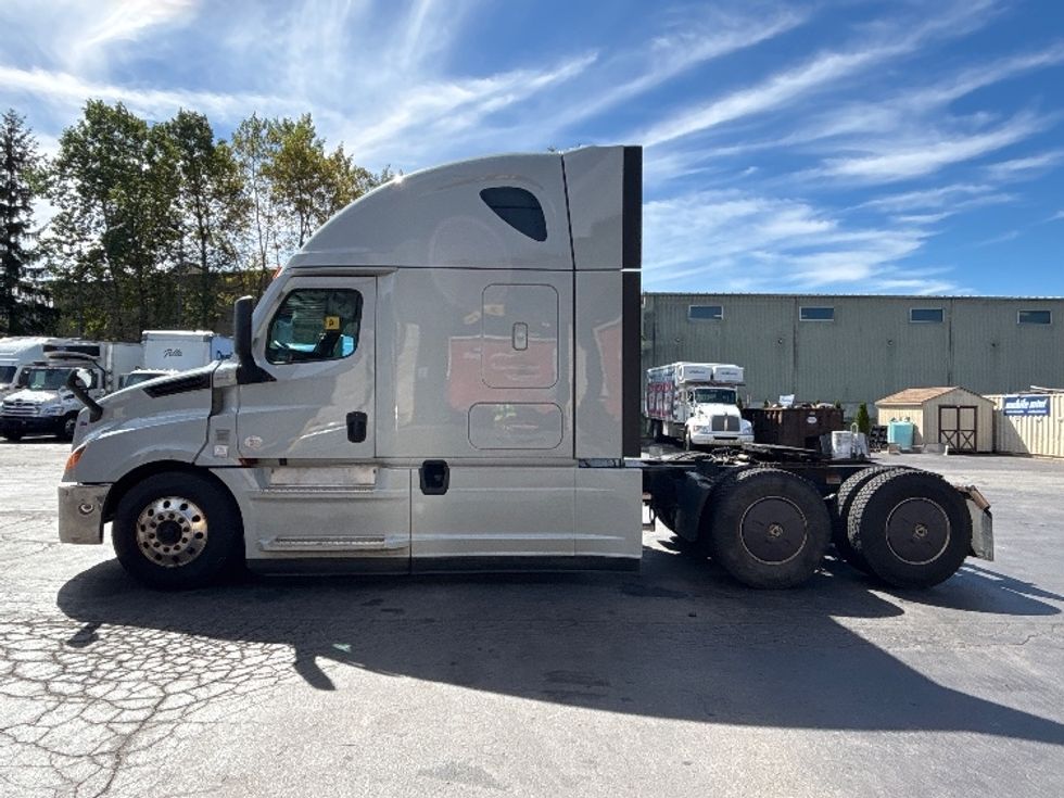 Sleeper Tractor-Heavy Duty Tractors-Freightliner-2022-T12664ST-Jessup-PA-483,351\n\t\tmiles-$ 80,250 - Image 4
