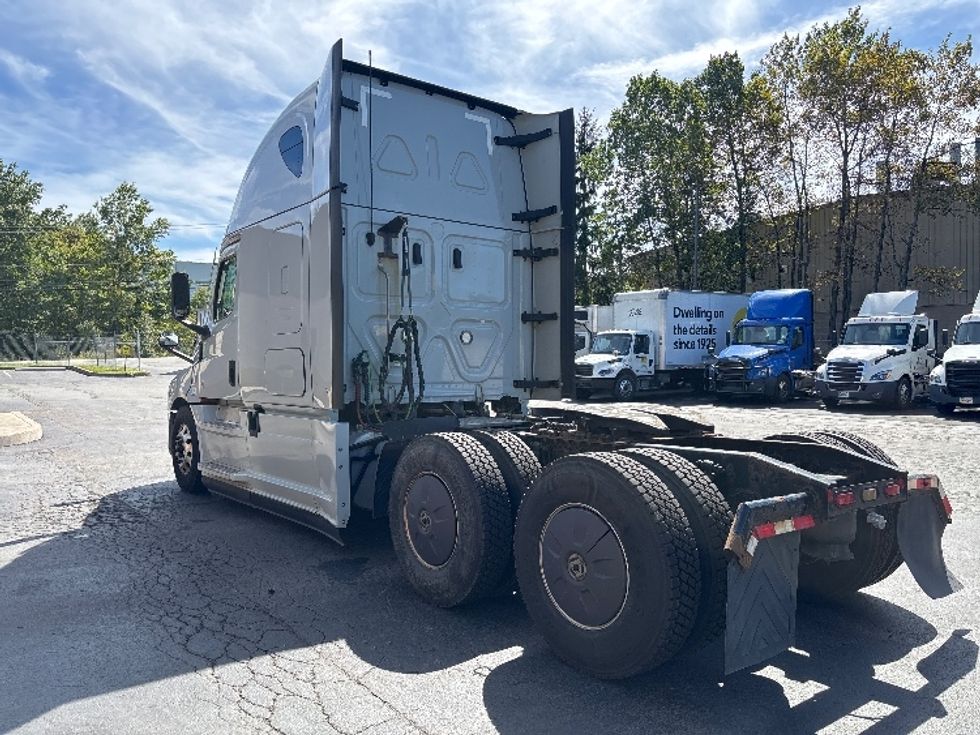 Sleeper Tractor-Heavy Duty Tractors-Freightliner-2022-T12664ST-Jessup-PA-483,351\n\t\tmiles-$ 80,250 - Image 5