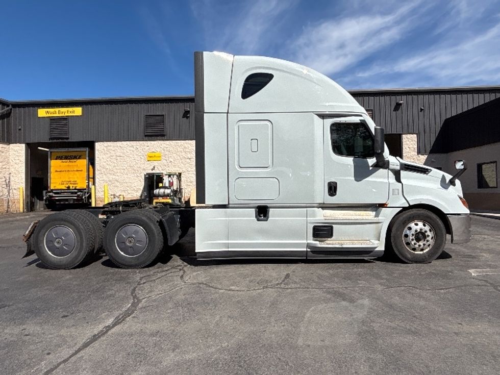 Sleeper Tractor-Heavy Duty Tractors-Freightliner-2022-T12664ST-Jessup-PA-483,351\n\t\tmiles-$ 80,250 - Image 8