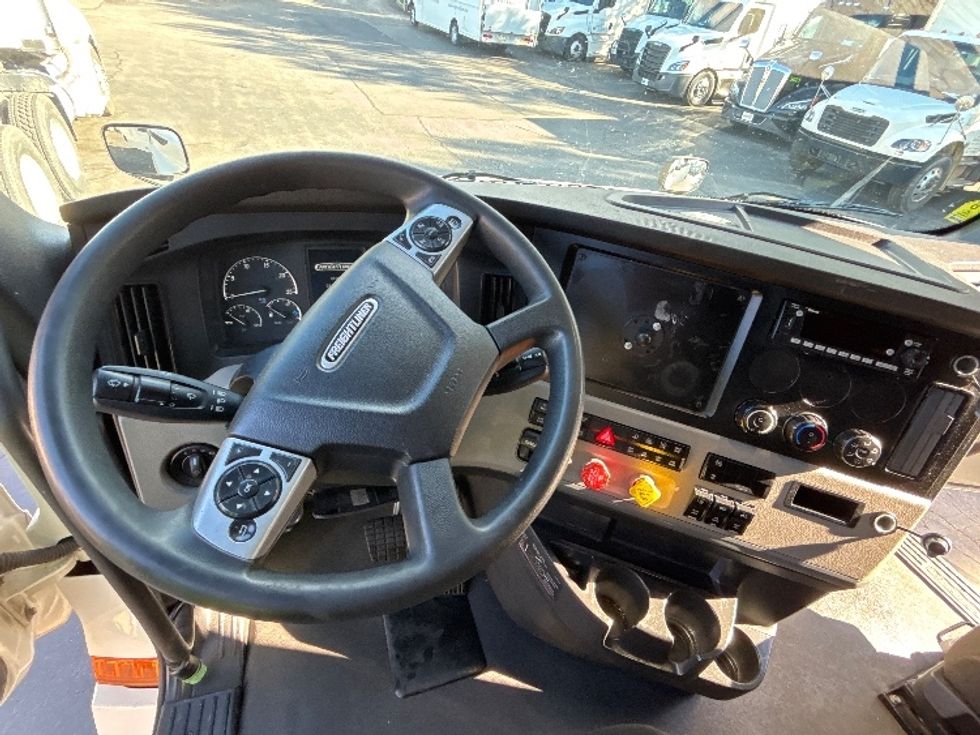 Sleeper Tractor-Heavy Duty Tractors-Freightliner-2022-T12664ST-Jessup-PA-513,142\n\t\tmiles-$ 78,250 - Image 11