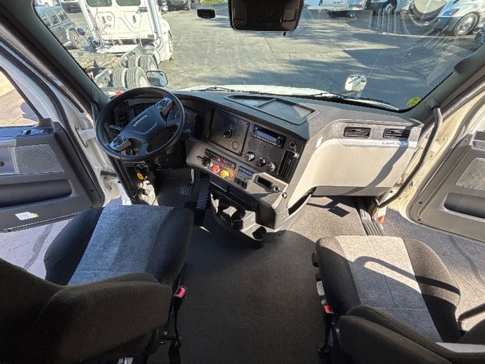 Sleeper Tractor-Heavy Duty Tractors-Freightliner-2022-T12664ST-Jessup-PA-513,142\n\t\tmiles-$ 78,250 - Image 12
