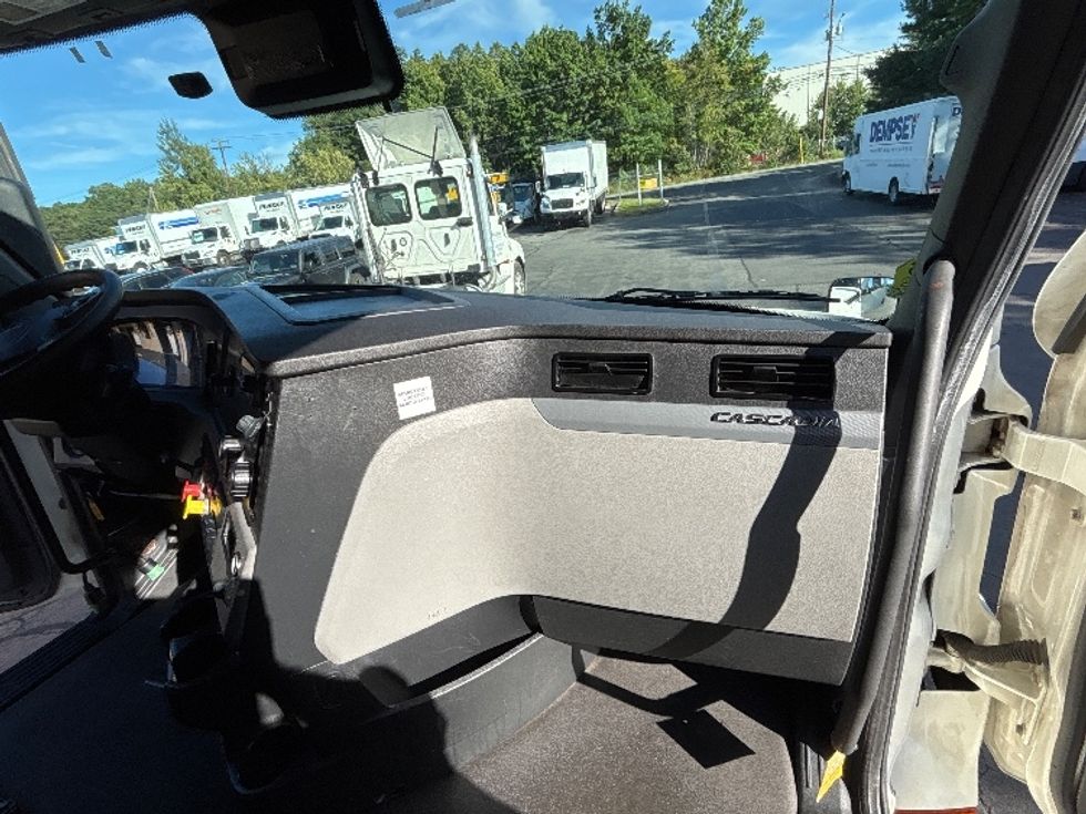 Sleeper Tractor-Heavy Duty Tractors-Freightliner-2022-T12664ST-Jessup-PA-513,142\n\t\tmiles-$ 78,250 - Image 14