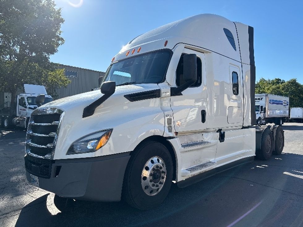 Sleeper Tractor-Heavy Duty Tractors-Freightliner-2022-T12664ST-Jessup-PA-513,142\n\t\tmiles-$ 78,250 - Image 3