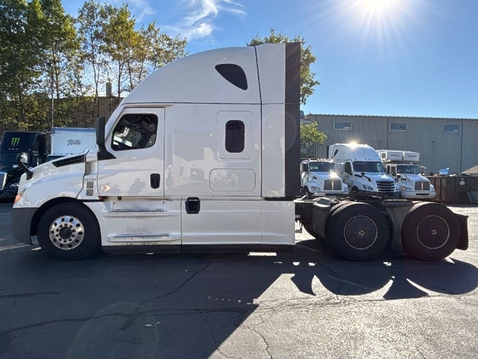 Sleeper Tractor-Heavy Duty Tractors-Freightliner-2022-T12664ST-Jessup-PA-513,142\n\t\tmiles-$ 78,250 - Image 4