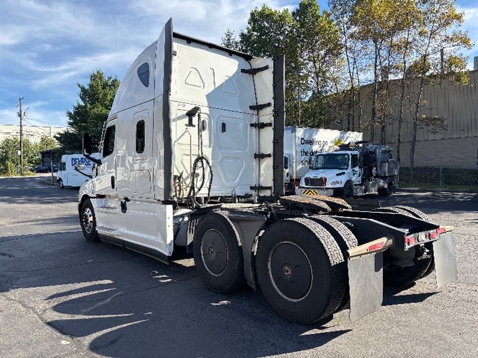 Sleeper Tractor-Heavy Duty Tractors-Freightliner-2022-T12664ST-Jessup-PA-513,142\n\t\tmiles-$ 78,250 - Image 5