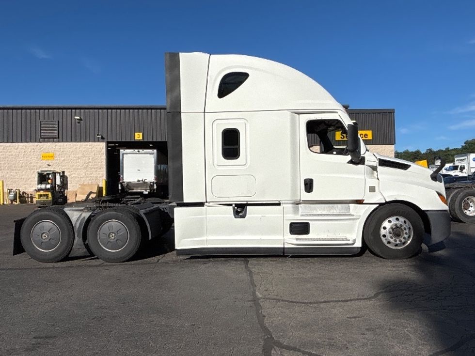 Sleeper Tractor-Heavy Duty Tractors-Freightliner-2022-T12664ST-Jessup-PA-513,142\n\t\tmiles-$ 78,250 - Image 8