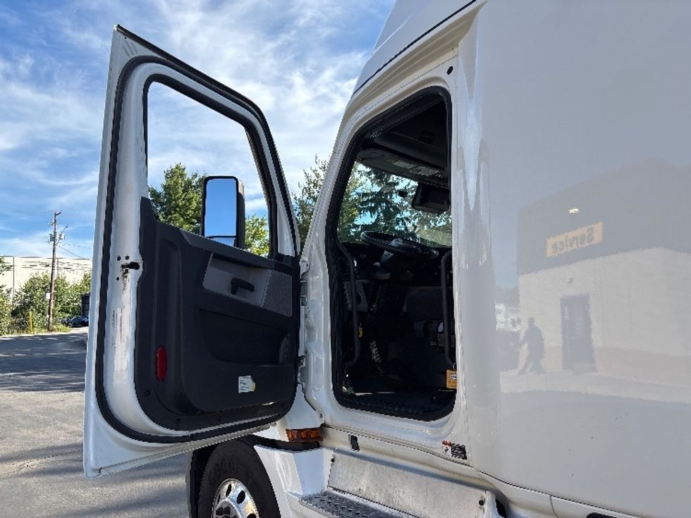 Sleeper Tractor-Heavy Duty Tractors-Freightliner-2022-T12664ST-Jessup-PA-513,142\n\t\tmiles-$ 78,250 - Image 9
