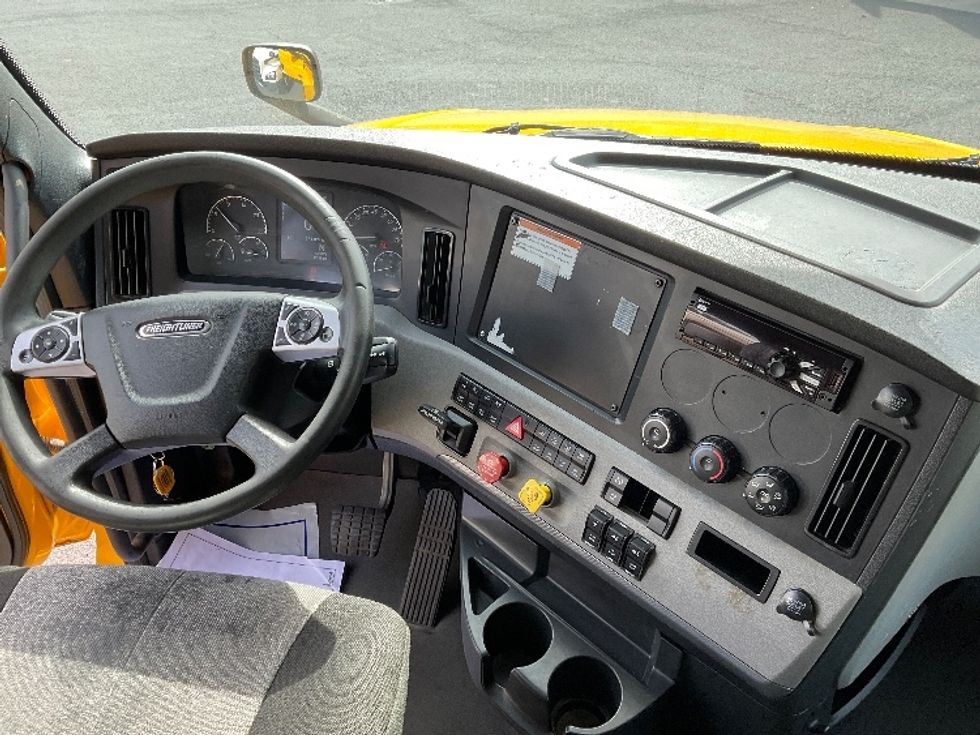 Sleeper Tractor-Heavy Duty Tractors-Freightliner-2022-T12664ST-Jessup-PA-574,894\n\t\tmiles-$ 57,500 - Image 11