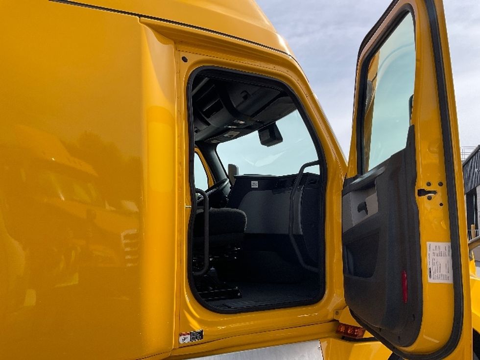 Sleeper Tractor-Heavy Duty Tractors-Freightliner-2022-T12664ST-Jessup-PA-574,894\n\t\tmiles-$ 57,500 - Image 13