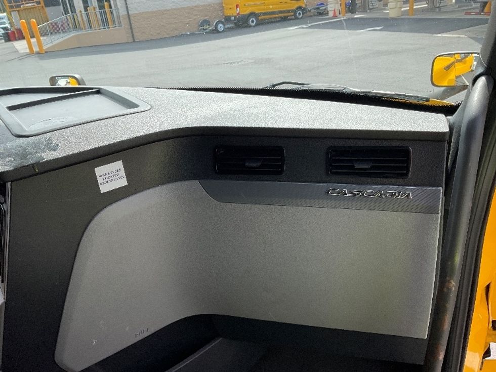 Sleeper Tractor-Heavy Duty Tractors-Freightliner-2022-T12664ST-Jessup-PA-574,894\n\t\tmiles-$ 57,500 - Image 14