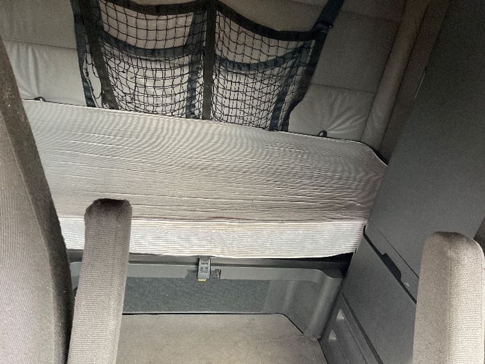 Sleeper Tractor-Heavy Duty Tractors-Freightliner-2022-T12664ST-Jessup-PA-574,894\n\t\tmiles-$ 57,500 - Image 16