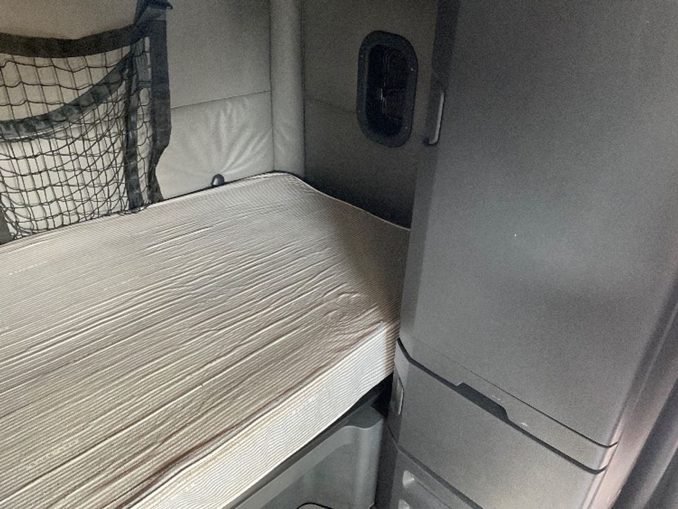 Sleeper Tractor-Heavy Duty Tractors-Freightliner-2022-T12664ST-Jessup-PA-574,894\n\t\tmiles-$ 57,500 - Image 17