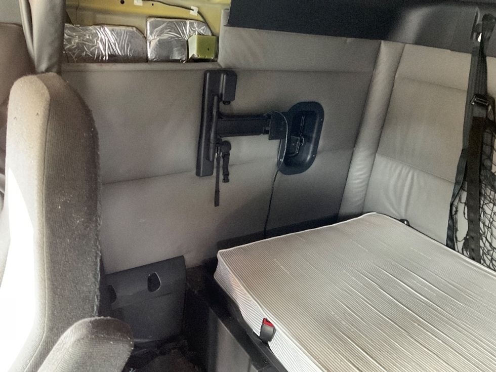 Sleeper Tractor-Heavy Duty Tractors-Freightliner-2022-T12664ST-Jessup-PA-574,894\n\t\tmiles-$ 57,500 - Image 18