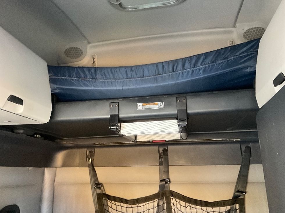 Sleeper Tractor-Heavy Duty Tractors-Freightliner-2022-T12664ST-Jessup-PA-574,894\n\t\tmiles-$ 57,500 - Image 22