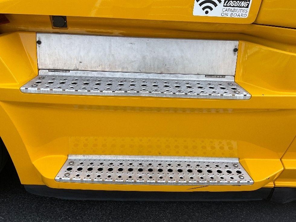 Sleeper Tractor-Heavy Duty Tractors-Freightliner-2022-T12664ST-Jessup-PA-574,894\n\t\tmiles-$ 57,500 - Image 25