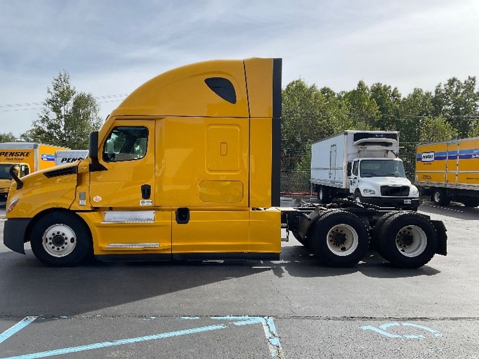 Sleeper Tractor-Heavy Duty Tractors-Freightliner-2022-T12664ST-Jessup-PA-574,894\n\t\tmiles-$ 57,500 - Image 4