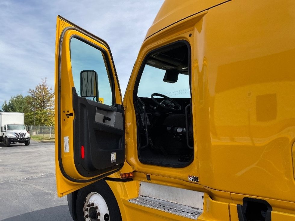 Sleeper Tractor-Heavy Duty Tractors-Freightliner-2022-T12664ST-Jessup-PA-574,894\n\t\tmiles-$ 57,500 - Image 9