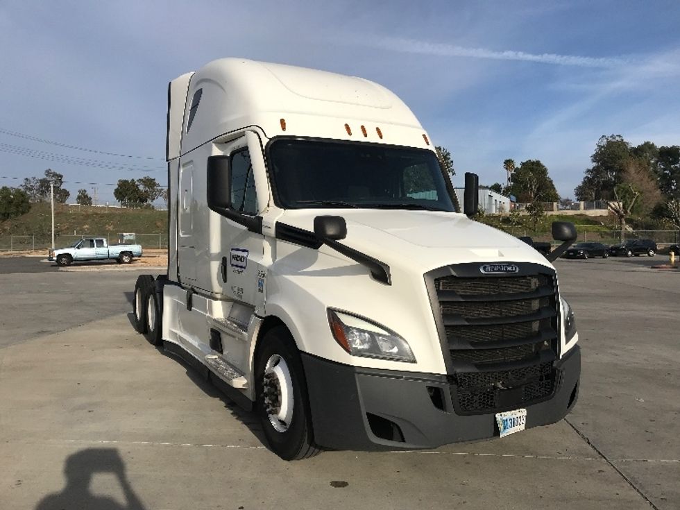 Sleeper Tractor-Heavy Duty Tractors-Freightliner-2022-T12664ST-Jurupa Valley-CA-565,632\n\t\tmiles-$ 67,000 - Image 1