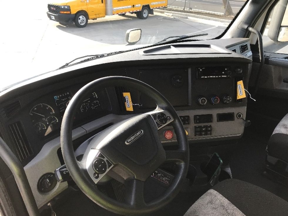 Sleeper Tractor-Heavy Duty Tractors-Freightliner-2022-T12664ST-Jurupa Valley-CA-565,632\n\t\tmiles-$ 67,000 - Image 10