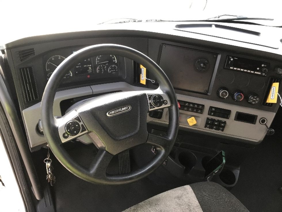 Sleeper Tractor-Heavy Duty Tractors-Freightliner-2022-T12664ST-Jurupa Valley-CA-565,632\n\t\tmiles-$ 67,000 - Image 11
