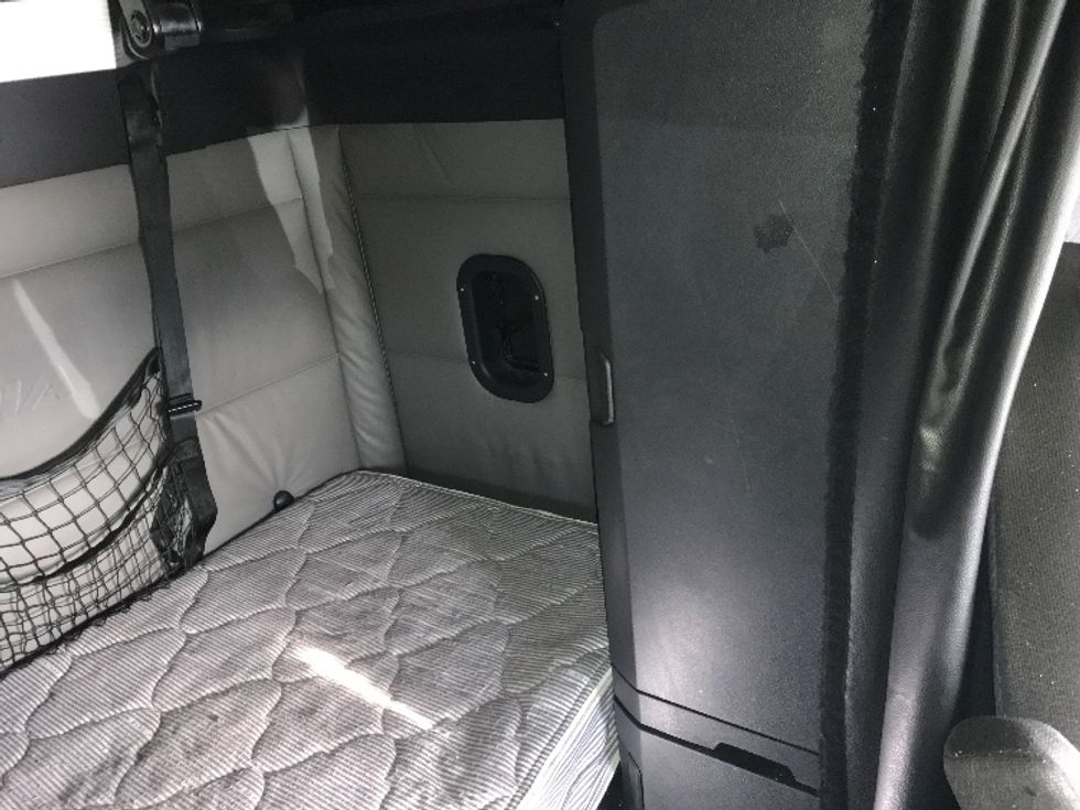 Sleeper Tractor-Heavy Duty Tractors-Freightliner-2022-T12664ST-Jurupa Valley-CA-565,632\n\t\tmiles-$ 67,000 - Image 14