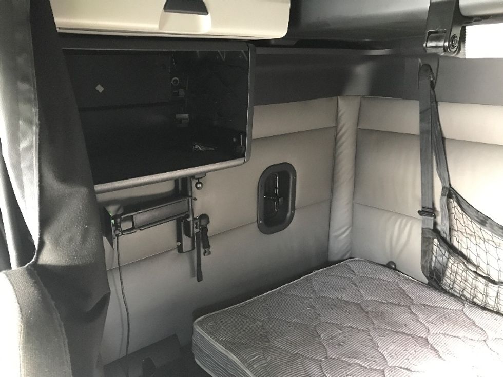 Sleeper Tractor-Heavy Duty Tractors-Freightliner-2022-T12664ST-Jurupa Valley-CA-565,632\n\t\tmiles-$ 67,000 - Image 15