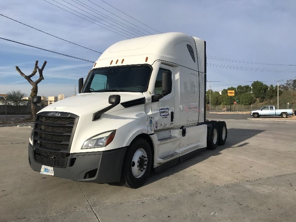 Sleeper Tractor-Heavy Duty Tractors-Freightliner-2022-T12664ST-Jurupa Valley-CA-565,632\n\t\tmiles-$ 67,000 - Image 3