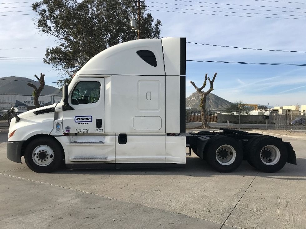 Sleeper Tractor-Heavy Duty Tractors-Freightliner-2022-T12664ST-Jurupa Valley-CA-565,632\n\t\tmiles-$ 67,000 - Image 4