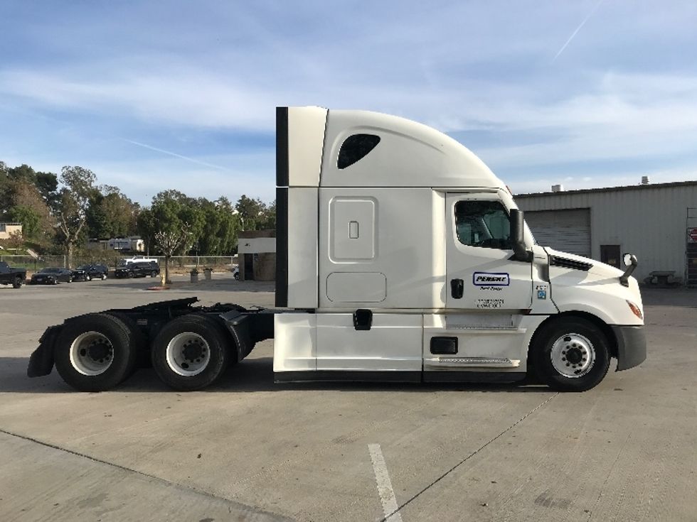 Sleeper Tractor-Heavy Duty Tractors-Freightliner-2022-T12664ST-Jurupa Valley-CA-565,632\n\t\tmiles-$ 67,000 - Image 8
