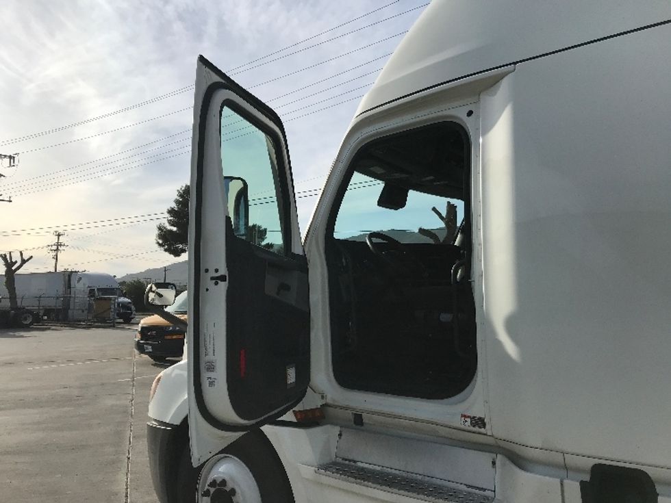 Sleeper Tractor-Heavy Duty Tractors-Freightliner-2022-T12664ST-Jurupa Valley-CA-565,632\n\t\tmiles-$ 67,000 - Image 9