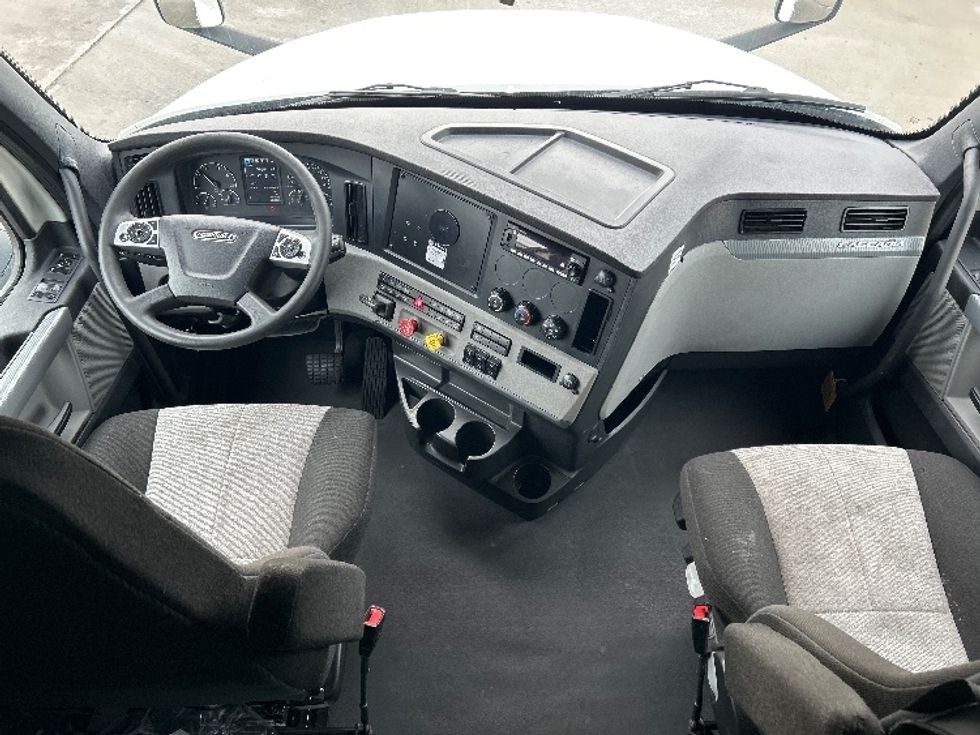 Sleeper Tractor-Heavy Duty Tractors-Freightliner-2022-T12664ST-Jurupa Valley-CA-629,600\n\t\tmiles-$ 60,000 - Image 11