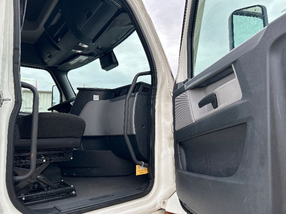 Sleeper Tractor-Heavy Duty Tractors-Freightliner-2022-T12664ST-Jurupa Valley-CA-629,600\n\t\tmiles-$ 60,000 - Image 12