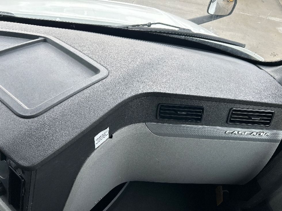 Sleeper Tractor-Heavy Duty Tractors-Freightliner-2022-T12664ST-Jurupa Valley-CA-629,600\n\t\tmiles-$ 60,000 - Image 13