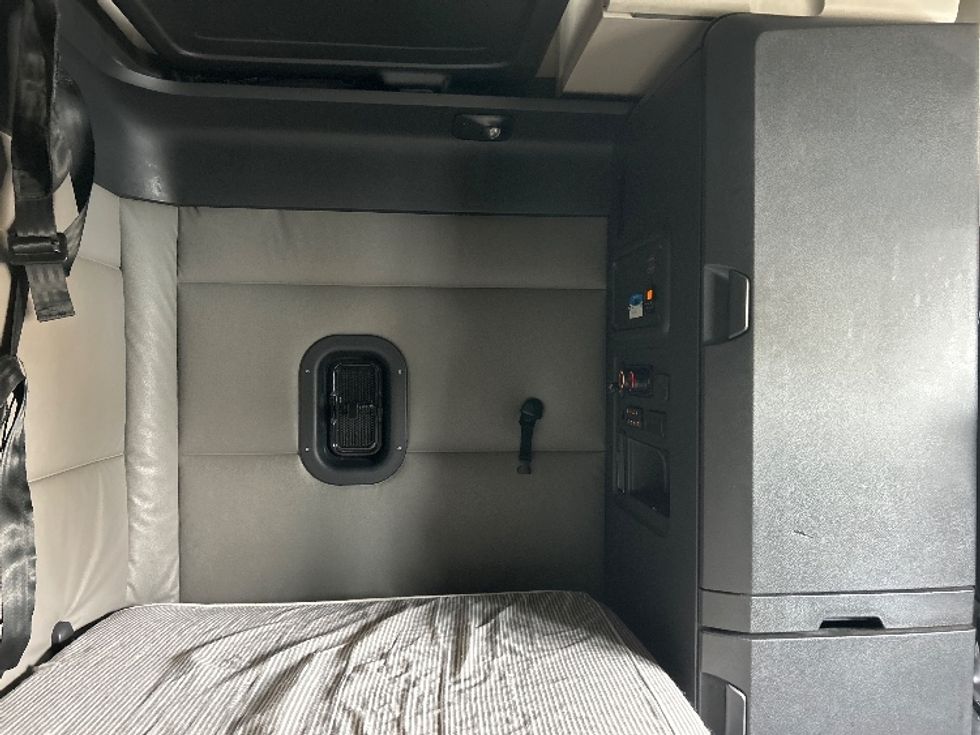 Sleeper Tractor-Heavy Duty Tractors-Freightliner-2022-T12664ST-Jurupa Valley-CA-629,600\n\t\tmiles-$ 60,000 - Image 17